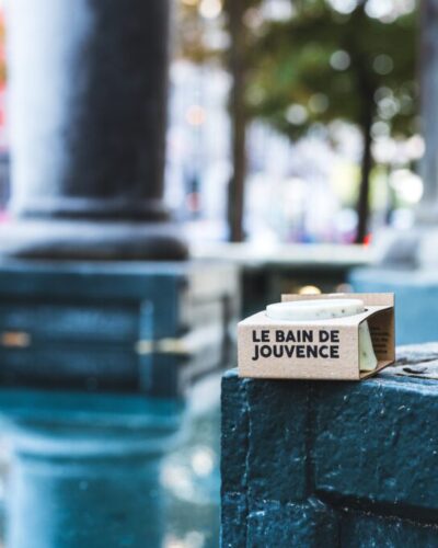 Le Bain de Jouvence, un savon 100% d'origine naturelle, certifié BIO hydratant à l'huile de chanvre et d'amande douce.