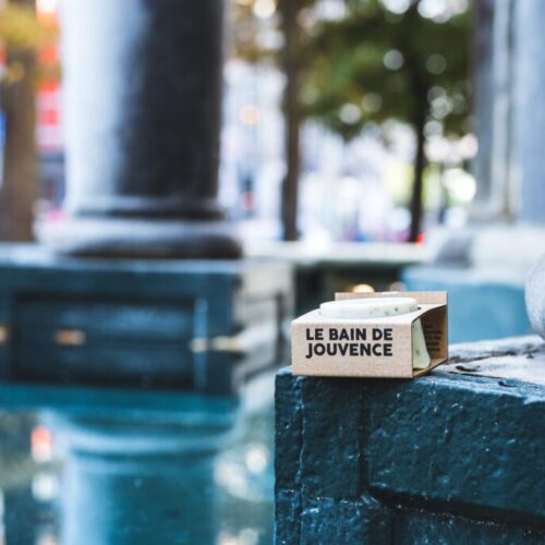 Le Bain de Jouvence, un savon 100% d'origine naturelle, certifié BIO hydratant à l'huile de chanvre et d'amande douce.