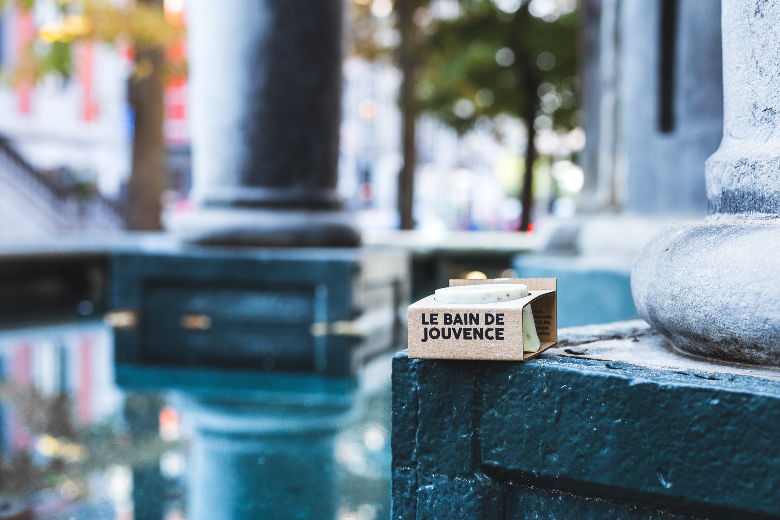Le Bain de Jouvence, un savon 100% d'origine naturelle, certifié BIO hydratant à l'huile de chanvre et d'amande douce.
