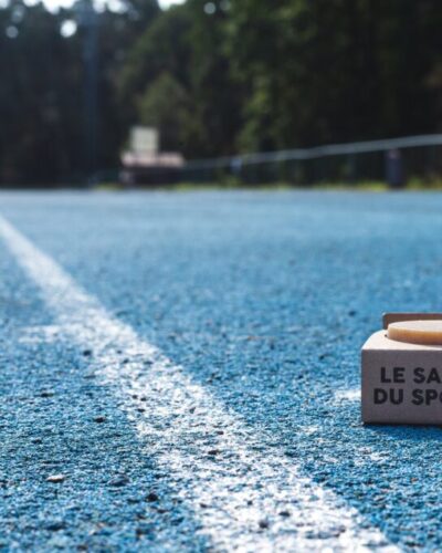 Le Sportif un savon 100% d'origine naturelle, certifié BIO, à l'arnica et aux ingrédients anti-inflammatoires.