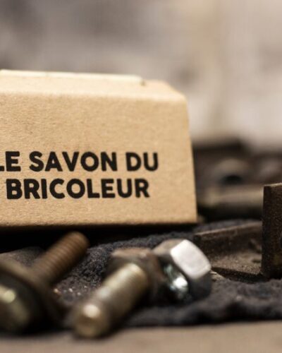 Le Bricoleur, un savon 100% d'origine naturelle, certifié BIO, très exfoliant au marc de café et huile de sésame.