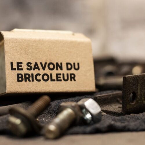 Le Bricoleur, un savon 100% d'origine naturelle, certifié BIO, très exfoliant au marc de café et huile de sésame.