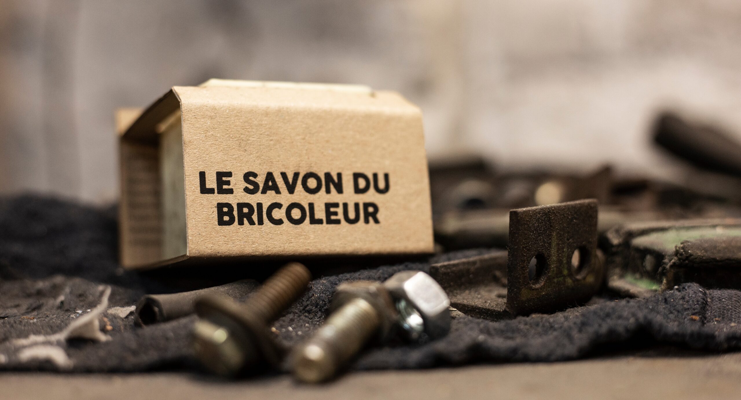 Le Bricoleur, un savon 100% d'origine naturelle, certifié BIO, très exfoliant au marc de café et huile de sésame.